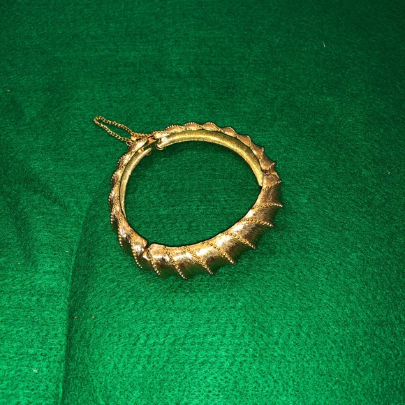 Monet Vintage Textured Ribbon Hinged Gold Tone Women’s Bangle. - Picture 3 of 8